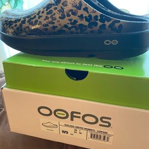oofos clog limited edition leopard , new with box .  Size 9 w .